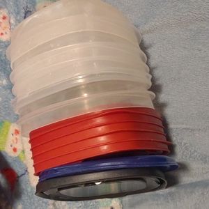 Rubbermaid containers with lids